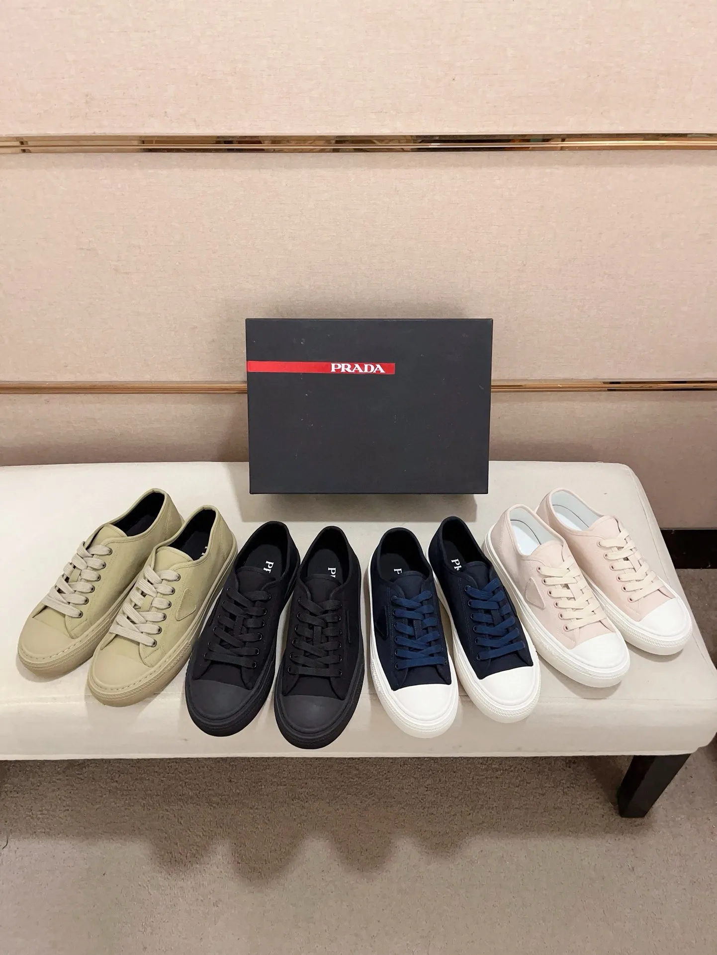 Men's shoes 💰 580💰 ✔️✔️✔️High-quality new PRADA counters are launched at the same time. The new men's shoes and 😘fabrics are selected from first-layer cowhide and are made by pure handicrafts. Lining: Full cowhide lining. 👍🏿 High-end ☄️ air-cushion molded anti-slip rubber outsole, exquisite lines, simple and elegant, comfortable and high-end for leisure travel. Code number: 38 to 44 (45 can be customized)